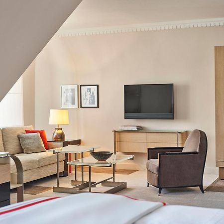 Hôtel Plaza Athénée - Dorchester Collection Parigi Esterno foto
