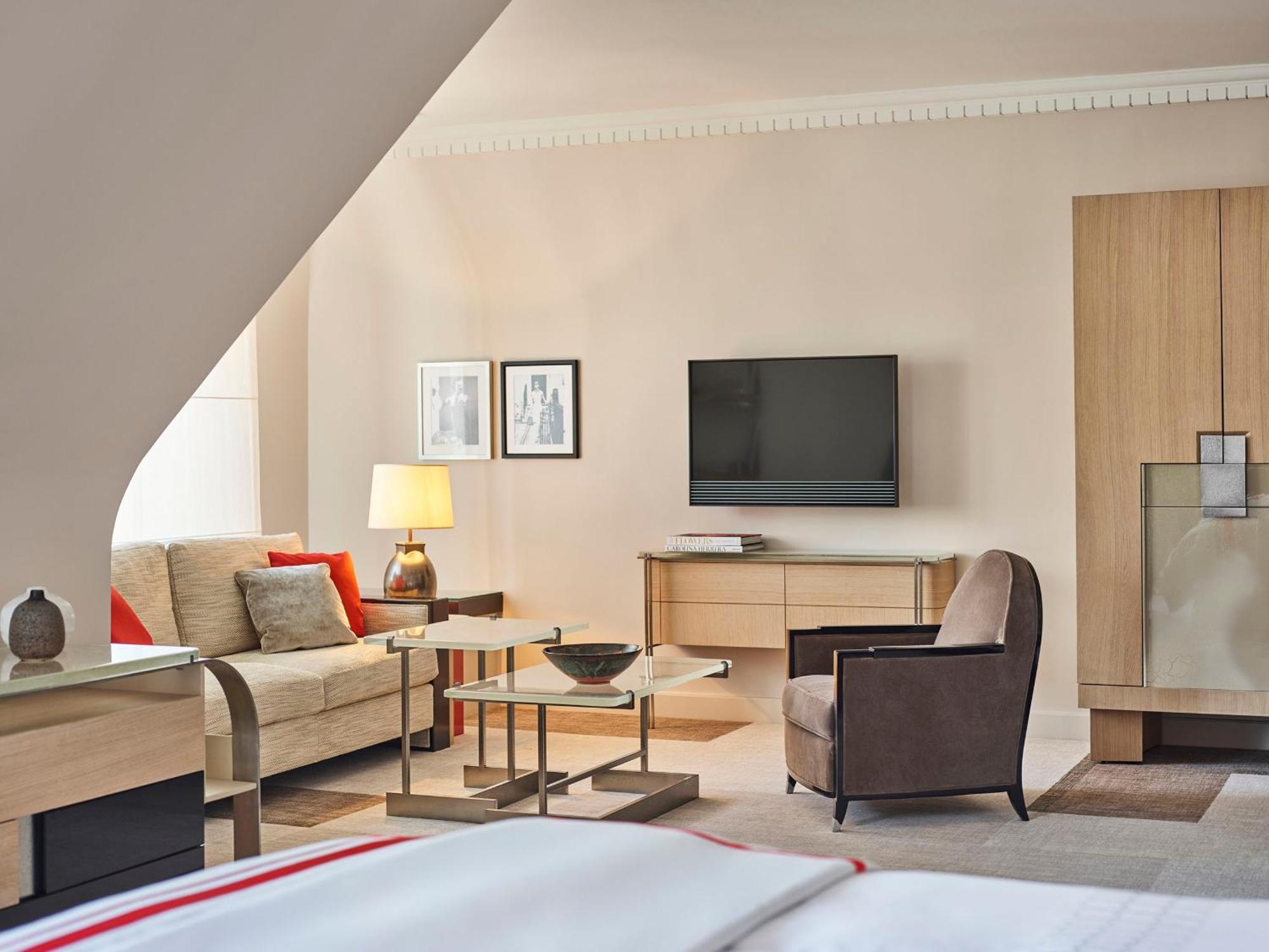 Hôtel Plaza Athénée - Dorchester Collection Parigi Esterno foto