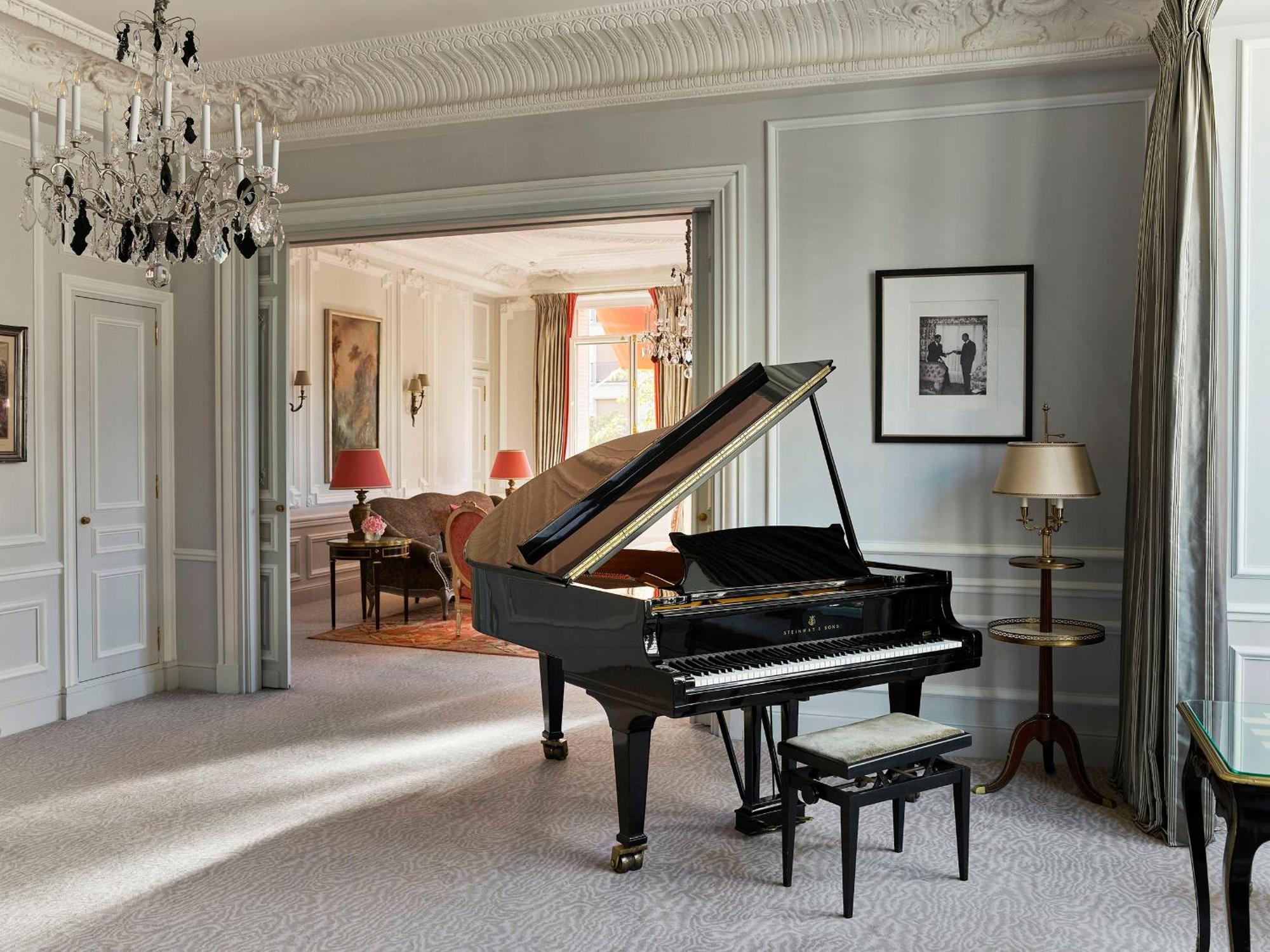 Hôtel Plaza Athénée - Dorchester Collection Parigi Esterno foto