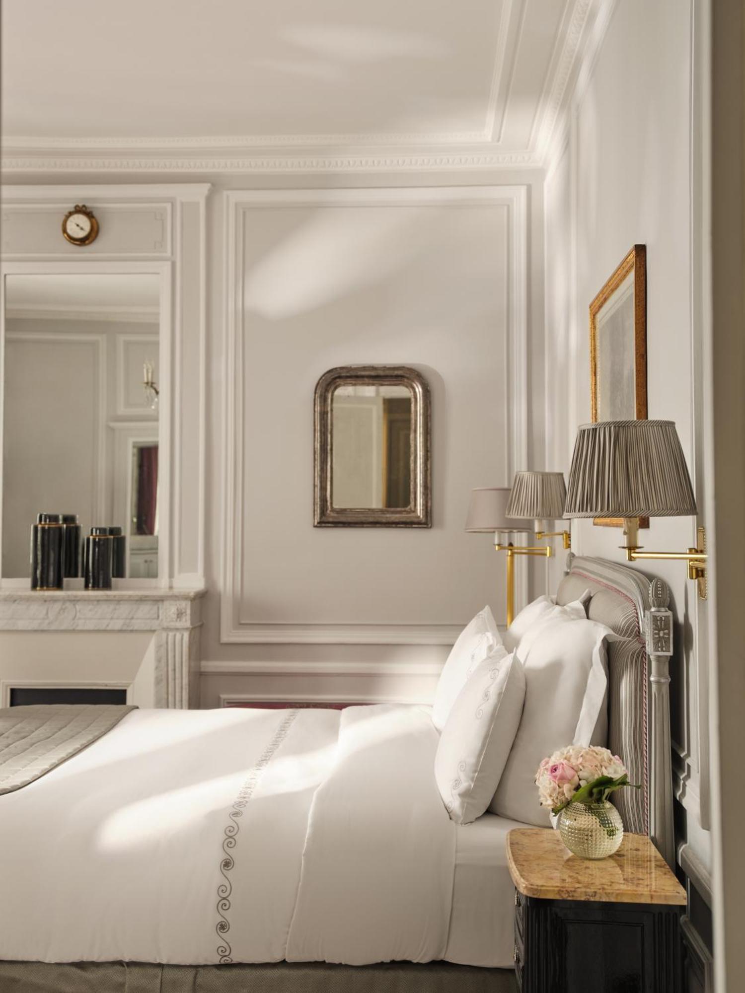 Hôtel Plaza Athénée - Dorchester Collection Parigi Esterno foto