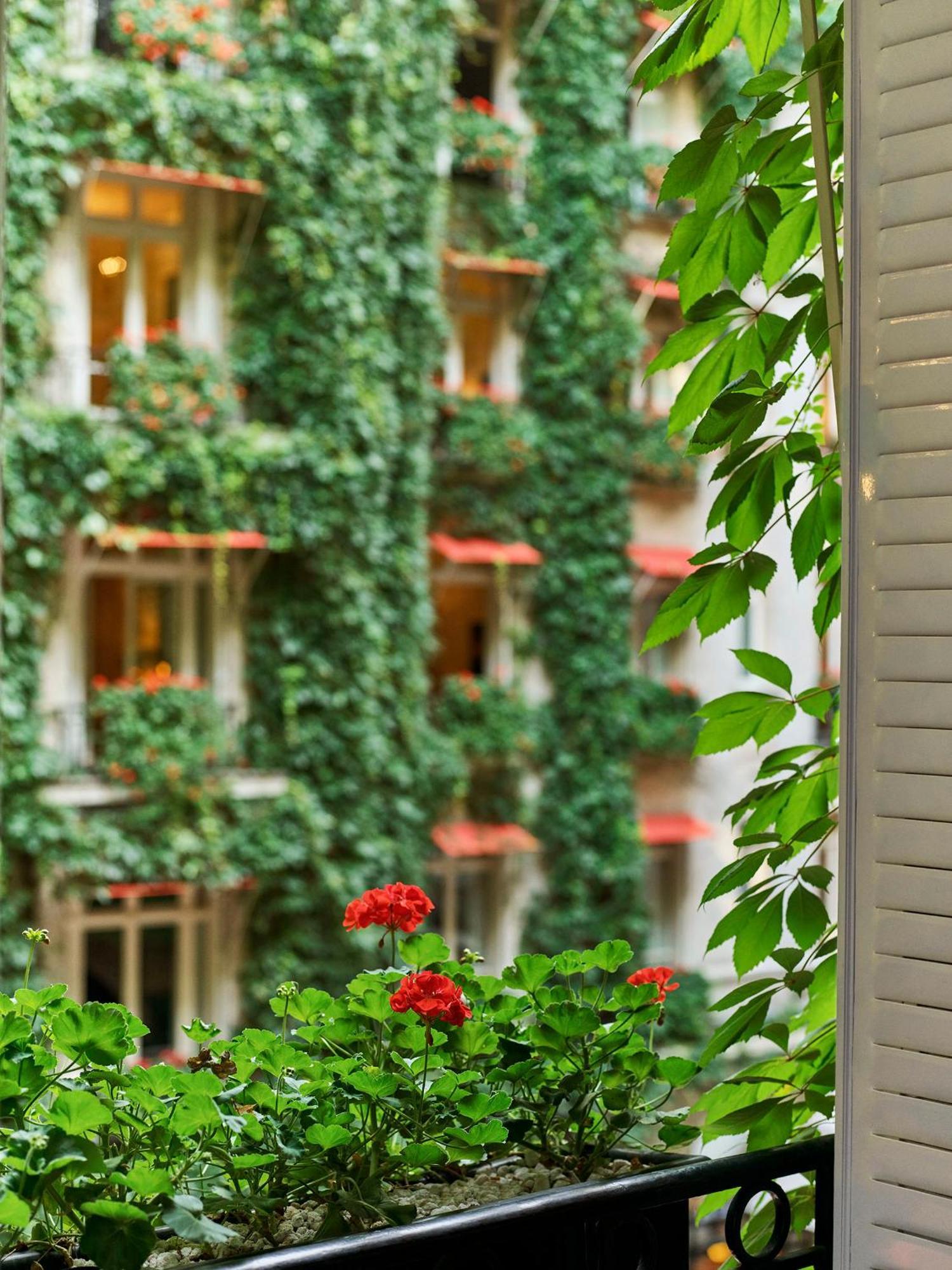 Hôtel Plaza Athénée - Dorchester Collection Parigi Esterno foto